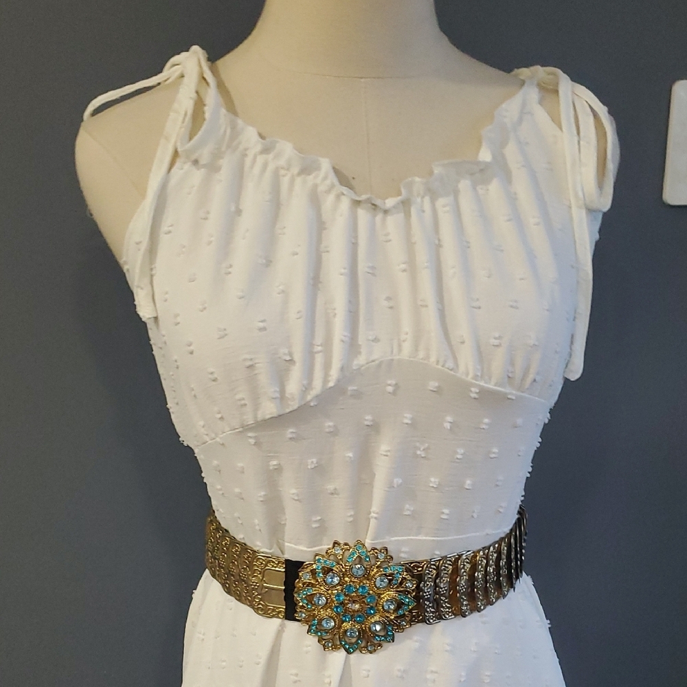 Elegant White Sleeveless Dress - Picture 7 of 15